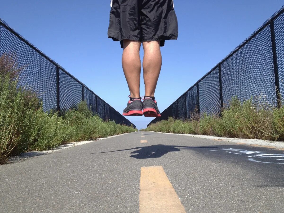 Девушка подпрыгивает. Женщина на трассе. Девочки на трассе. Дети улицы. Пешеходные автоподставы.