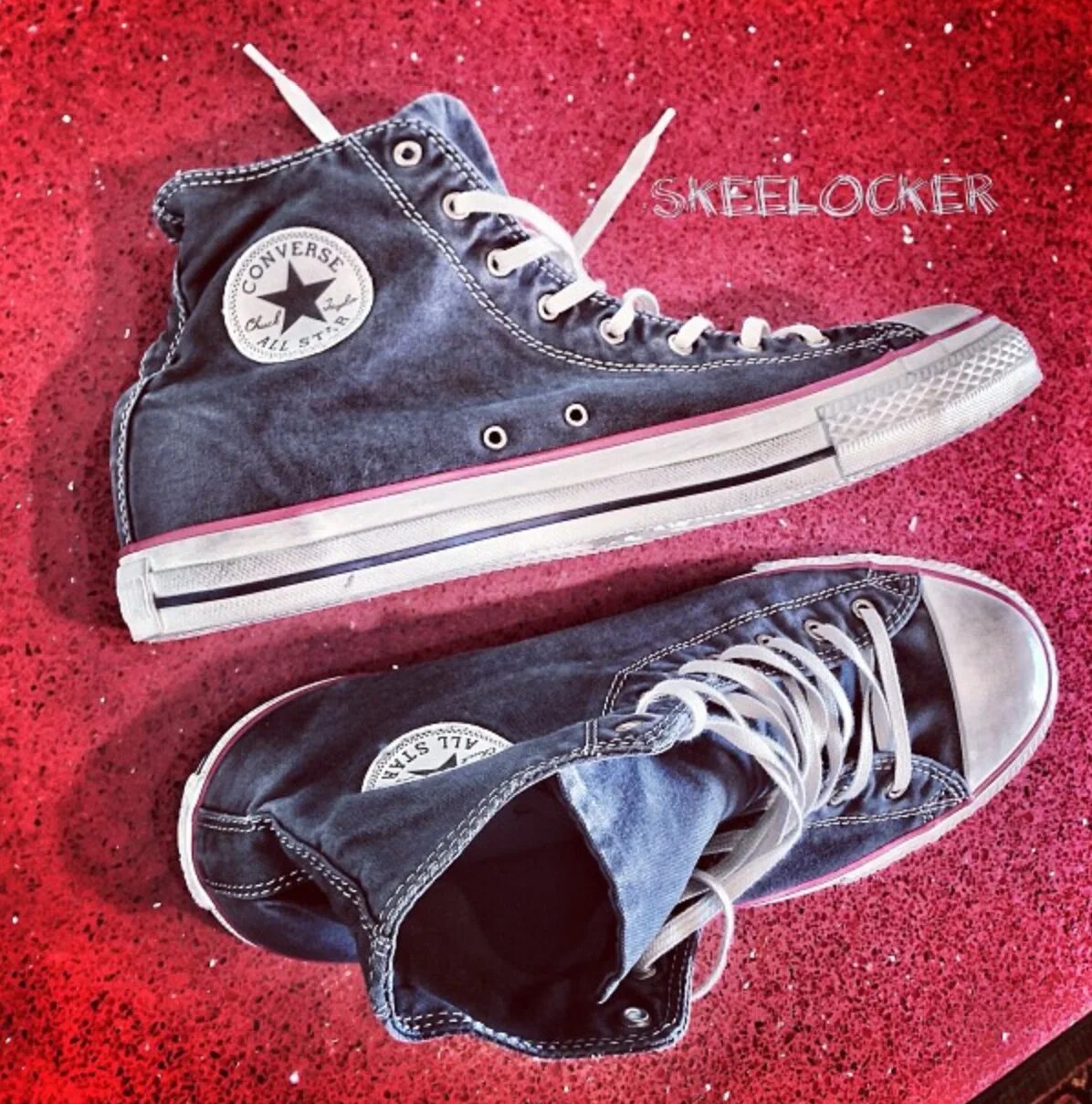 Джинсы потертые кеды поношенные. Старые кеды. Converse all star. Кеды replay мужские. Поношенные кеды golden goose.