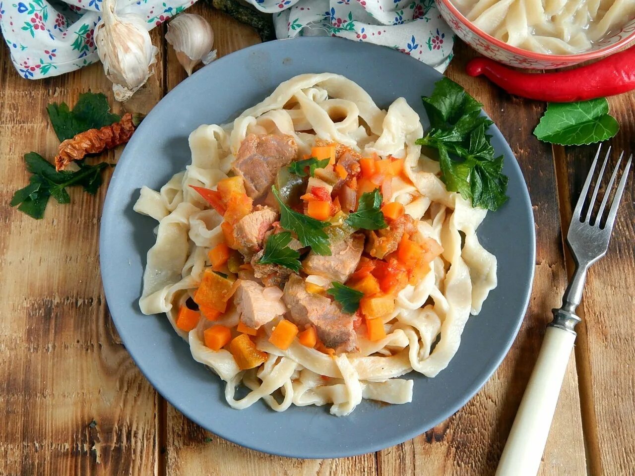 Вкуснейший лагман из свинины. Лагман с курицей. лагман классический. лагман с куриным филе. лагман со свининой.