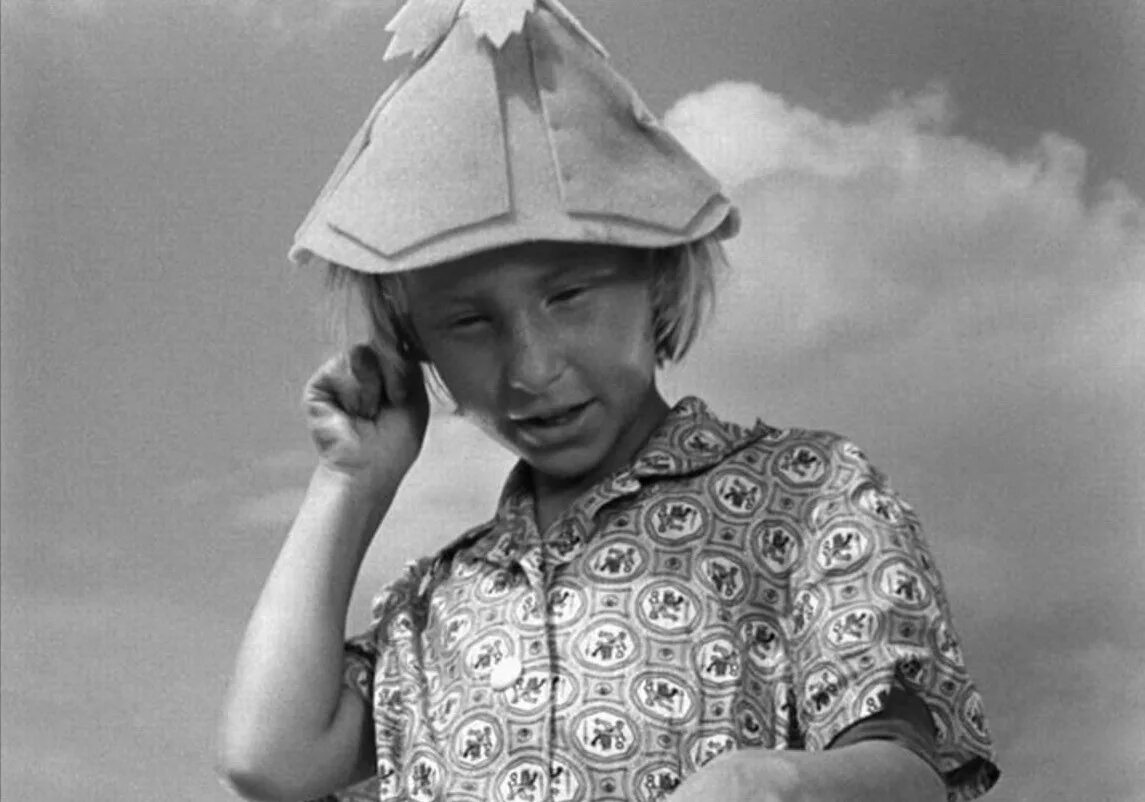 митрофанова добро пожаловать или посторонним. митрофанова такого дяди племянница а вавилоны на голове устраиваешь. митрофанова из фильма посторонний вход воспрещён. смешные прически. кадр из фильма посторонним вход воспрещен.