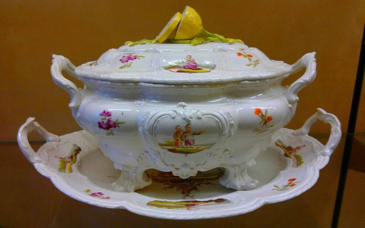 Фарфор 5 букв. Фарфор маркиза помпадур. Фарфор 5 букв. Мейсенский фарфор 18 века в эрмитаже. Фарфор 5 букв.