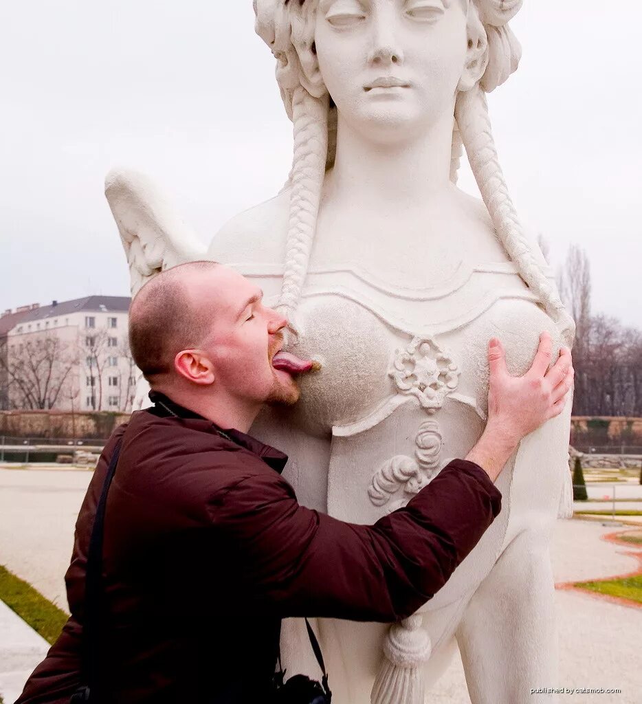 Со статуей. Статуя человека. Статуя девушки. Фотосессия со статуями. Смешные скульптуры.