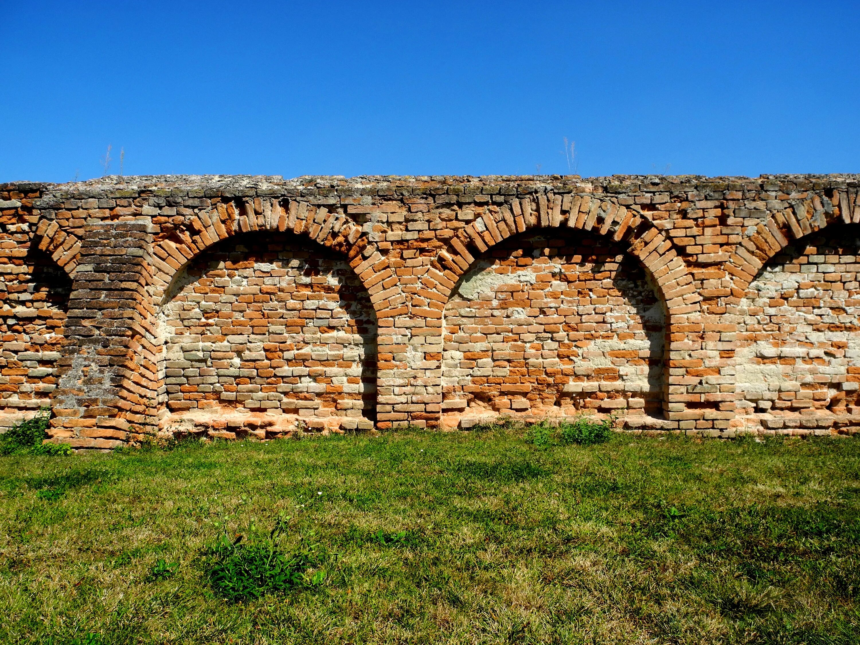 Каменная кладка арка. Кирпичная арка. Старая кирпичная арка. Каменная стена. Своды из кирпича