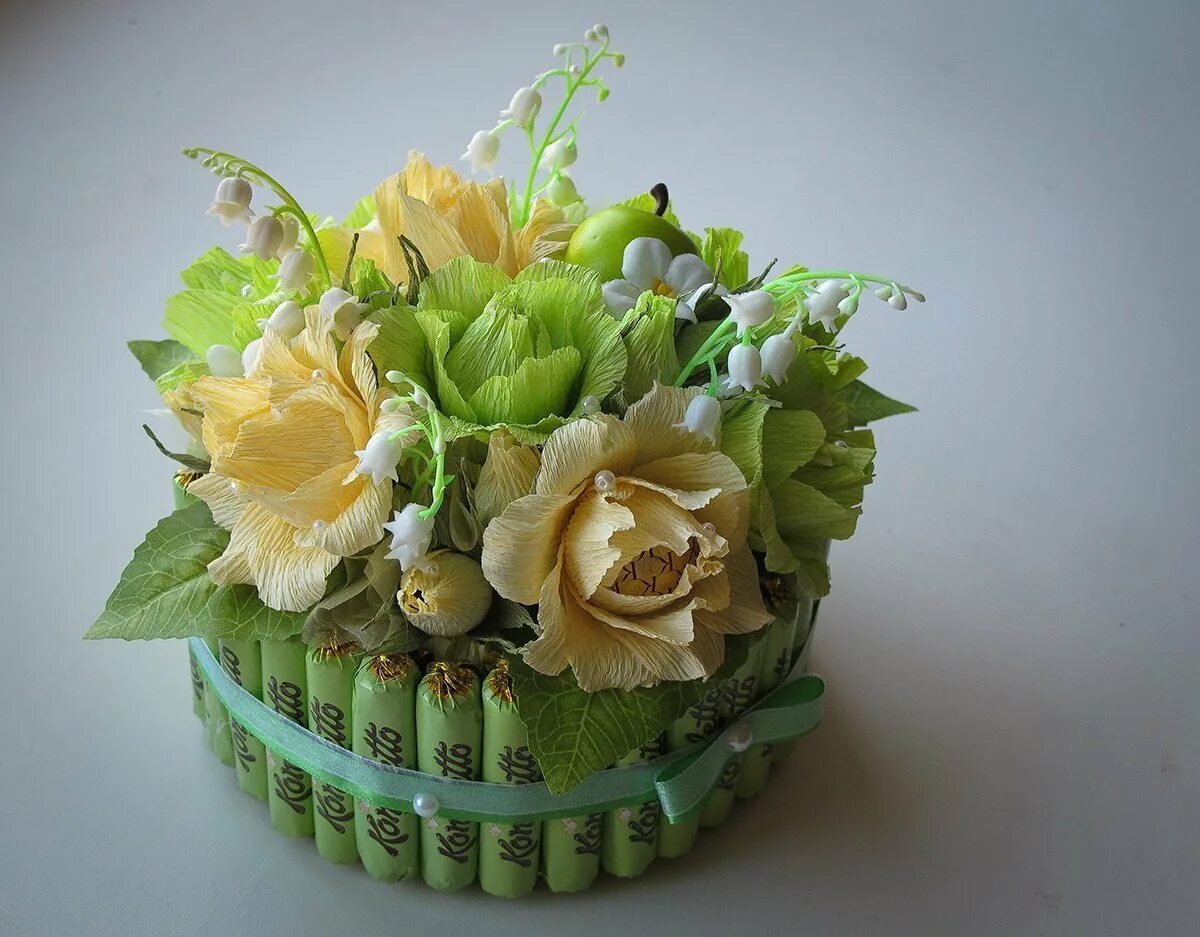 Букет конфет. Композиции из цветов и конфет. Композиции из цветов и конфет. Сладкая композиция. Цветочно конфетные композиции.