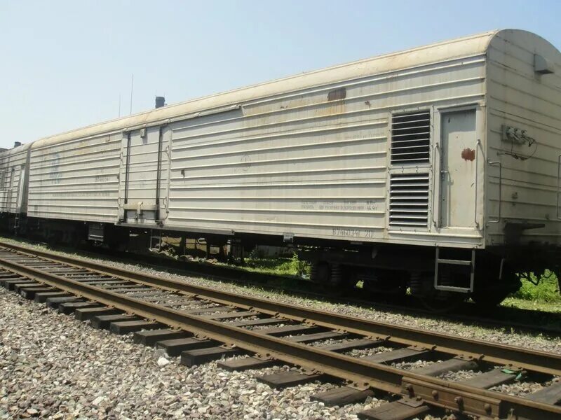 железнодорожный рефрижераторный вагон. вагон рефсекции zb -5. рефрижераторный вагон бмз. вагон рефрижератор увз. служебный вагон рефрижераторной секции zb5.