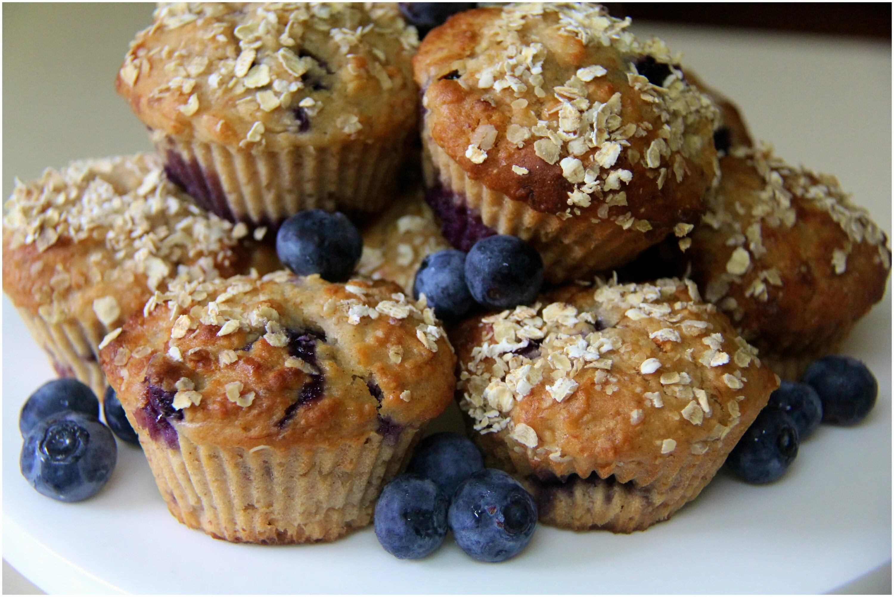 Кексы с изюмом в силиконовых. Формочки для кексов. Кексы с изюмом в силиконовых. Кексики с изюмом в силиконовых формочках. Кексики с изюмом в силиконовых формочках.