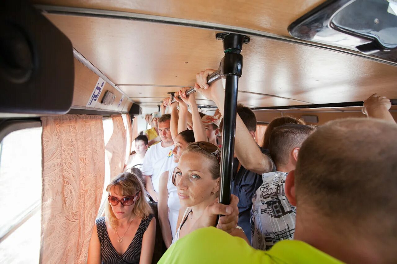 Маршрутки молодежная. Люди в автобусе. Автобус. Еду в автобусе. Полные женщины в автобусе.