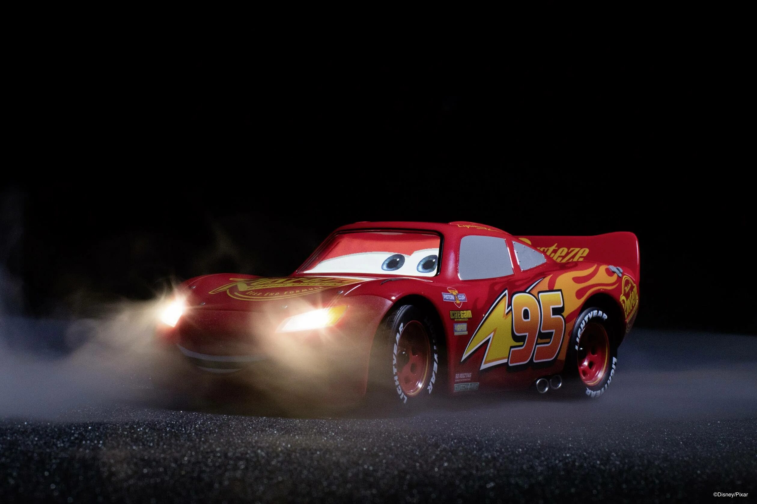 Обои молния маквин. Молния Маквин Маккуин. MCQUEEN молния Маккуин. Sphero Lightning MCQUEEN. Sphero Ultimate Lightning MCQUEEN.