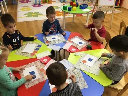 Занятие в младшей группе шар и куб