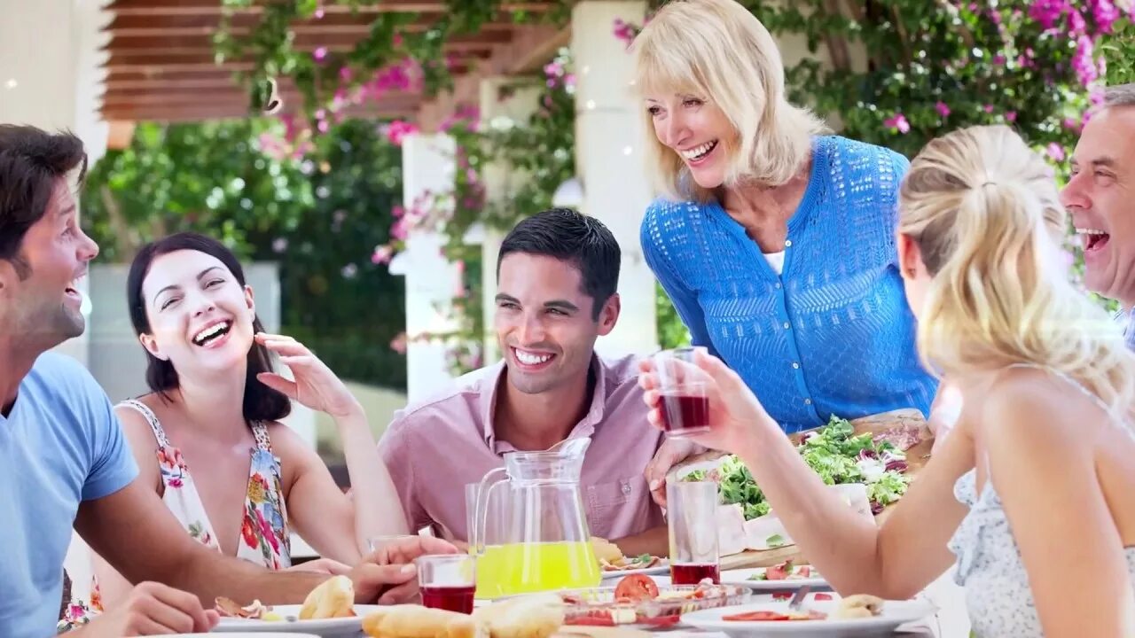 человек за столом. уютные посиделки на природе. большая счастливая семья. приятная встреча с родными. разговор за столом.