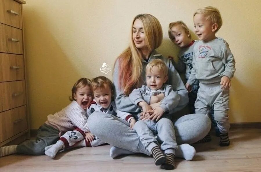 Юмор про многодетную семью. Про многодетных матерей. Многодетная мама. Мать сирот. Женщина с 5 детьми.