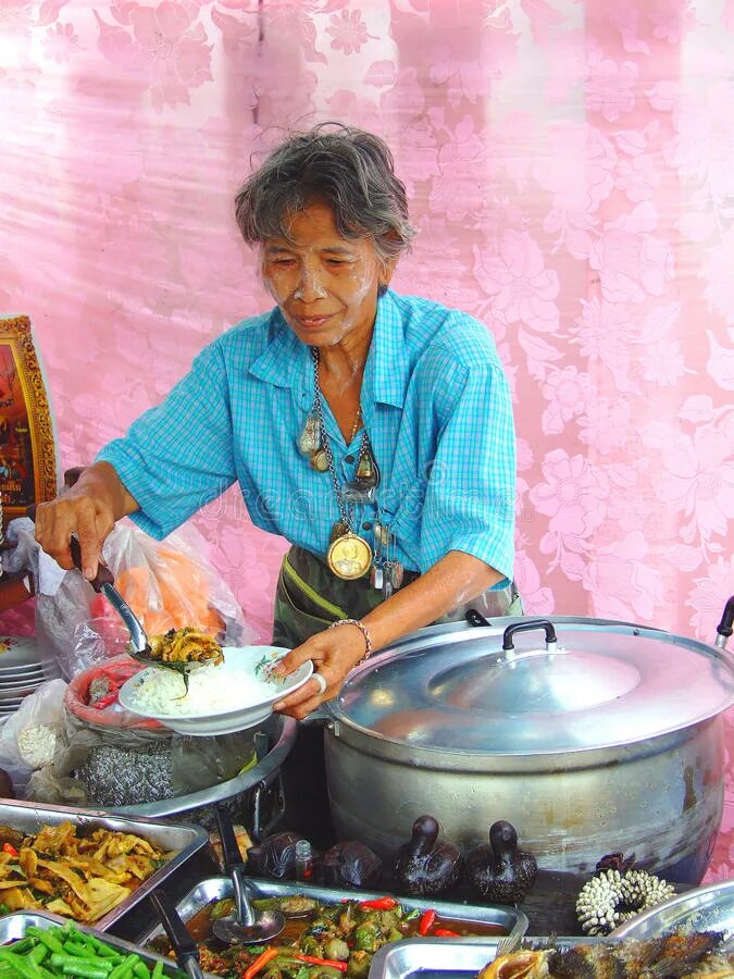 Старые тайки. Старая тайка. Тайская пожилая женщина. Старые Тайцы. Тайская женщина с рынка.