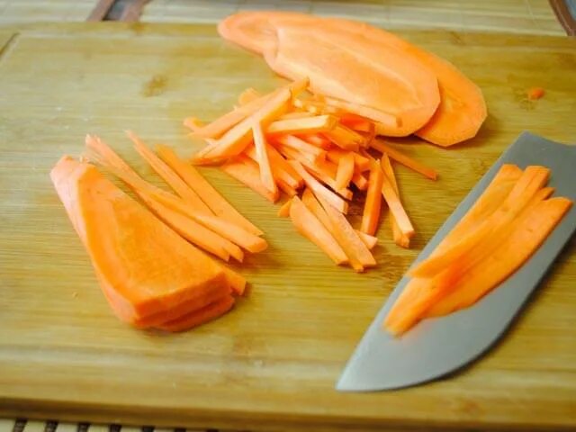 Морковь для плова. Порезать морковь соломкой для плова. Как нарезать морковь для плова. Нарезка моркови для плова. Как нарезать морковь для плова.