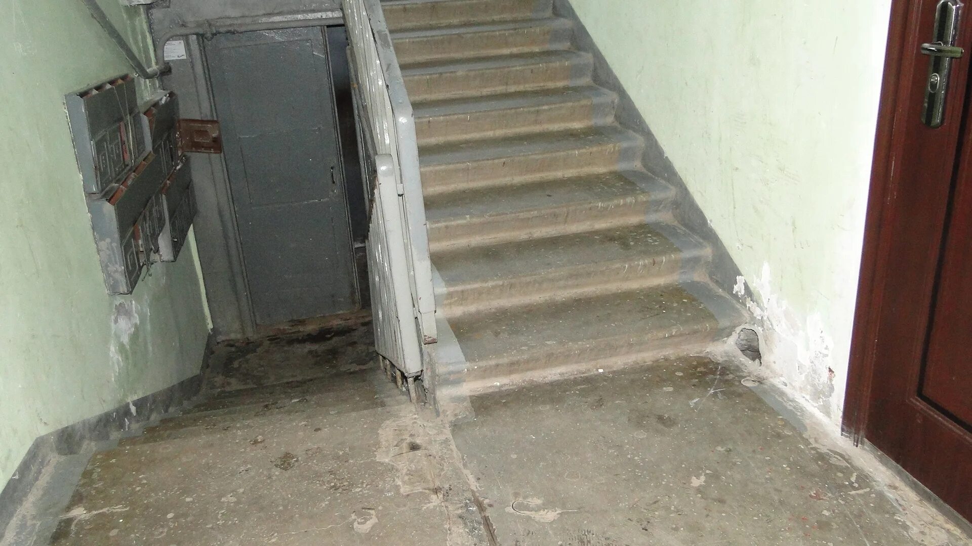 Плитка на лестничный марш. Лестничная клетка в подъезде. Лестница в подъезде. Радиатор на лестничной клетке. Салатовый цвет стен.