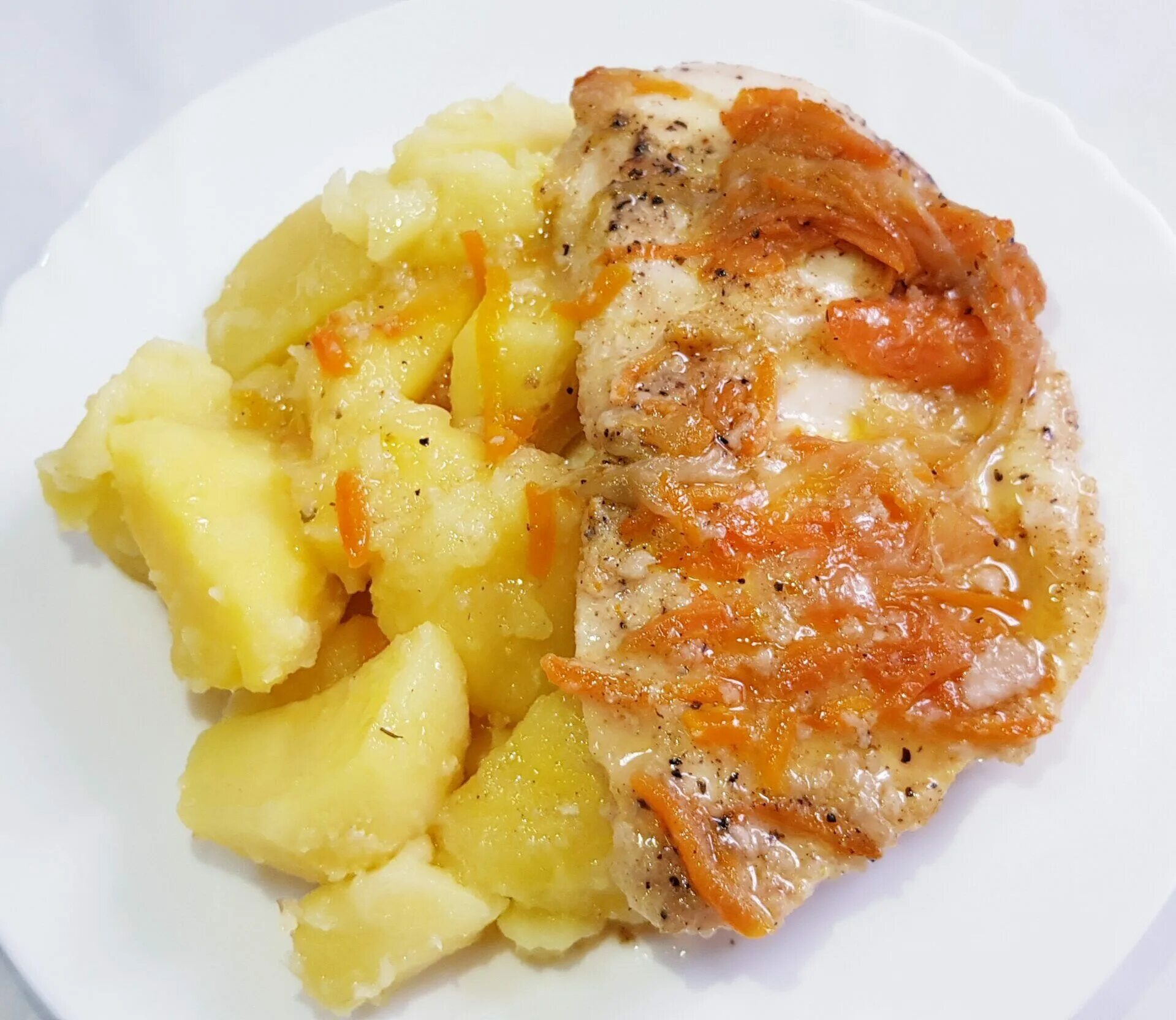 Филе с картошкой. Куриное филе с картофелем. Картофель с куриным филе