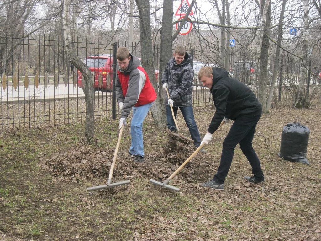 Субботник в школе статья. Название субботника по уборке территории. Колышлейского района стартовал месячник по благоустройств. Рабочий по благоустройству населенных пунктов. Месячник санитарной уборки.