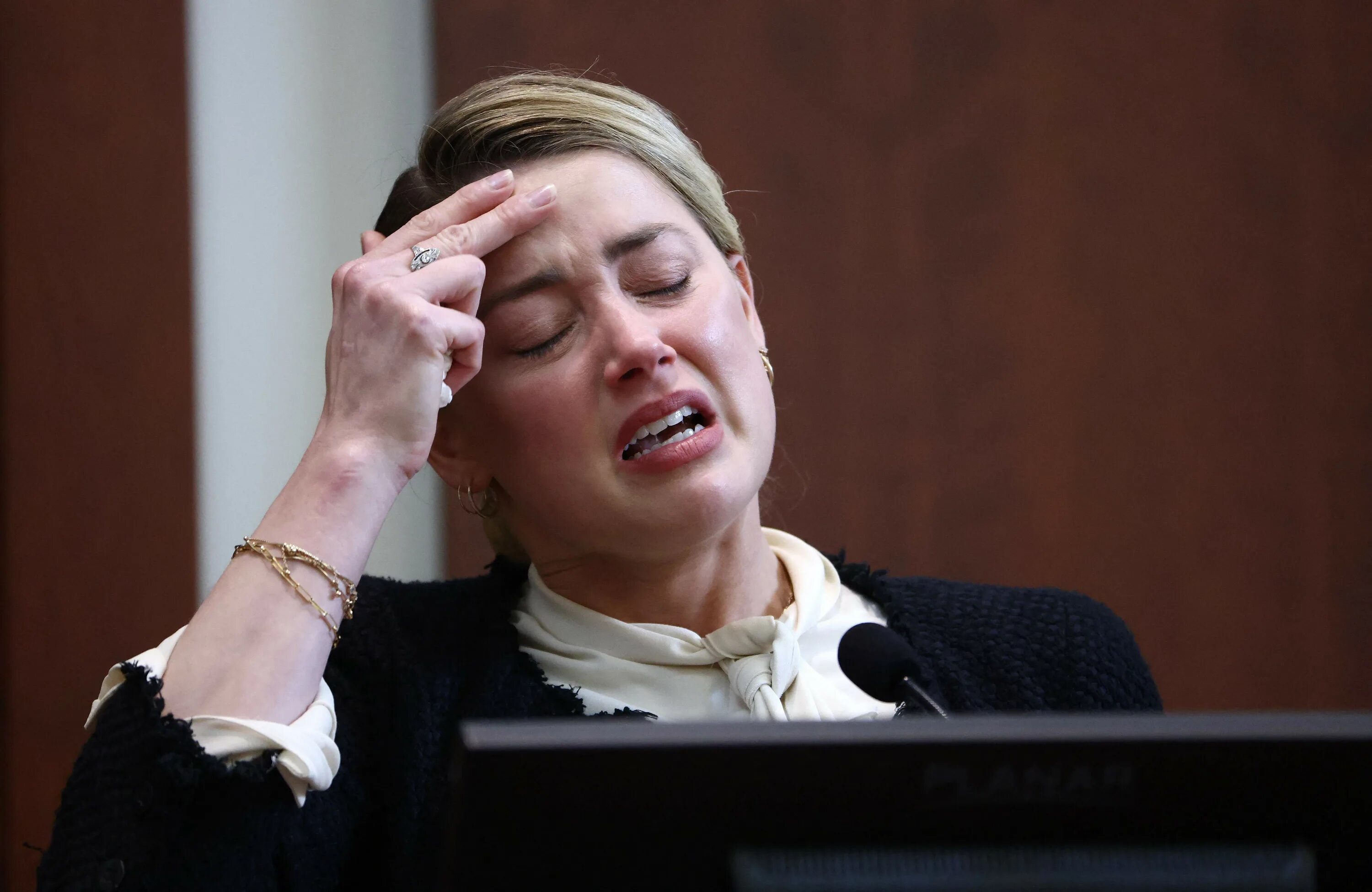 Эмбер хёрд палец отрубила джонни. Amber heard 2022. She was heard cry. Crying filter snapchat. Эмбер херд плачет.