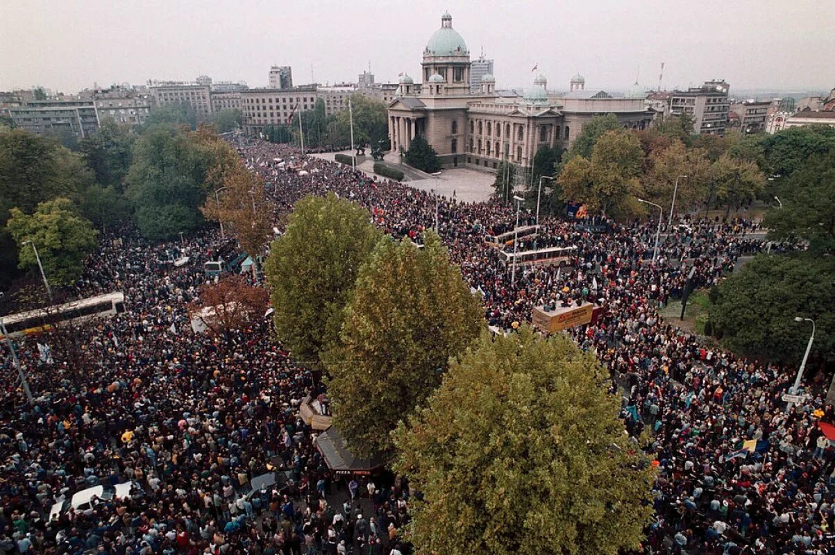5 7 октября. Белград 2000. Демонстрация в Белграде. 5 Октября 2000 года. Цветная революция в Югославии 2000 год. Белград 2000 полиция.
