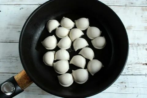 Сколько жарить пельмени на сковороде