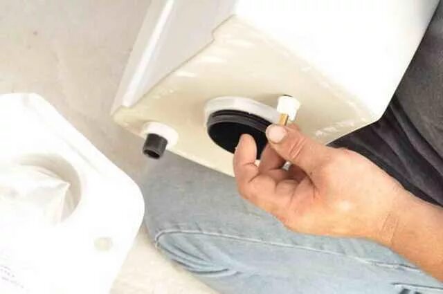 Как правильно установить болты на бачок унитаза. Крепление бачка унитаза к унитазу сборка. Болт крепления бачка унитаза схема монтажа. Унитаз яуза универсал сбор сливного бачка. Прокладка между сливным бачком и унитазом санита.