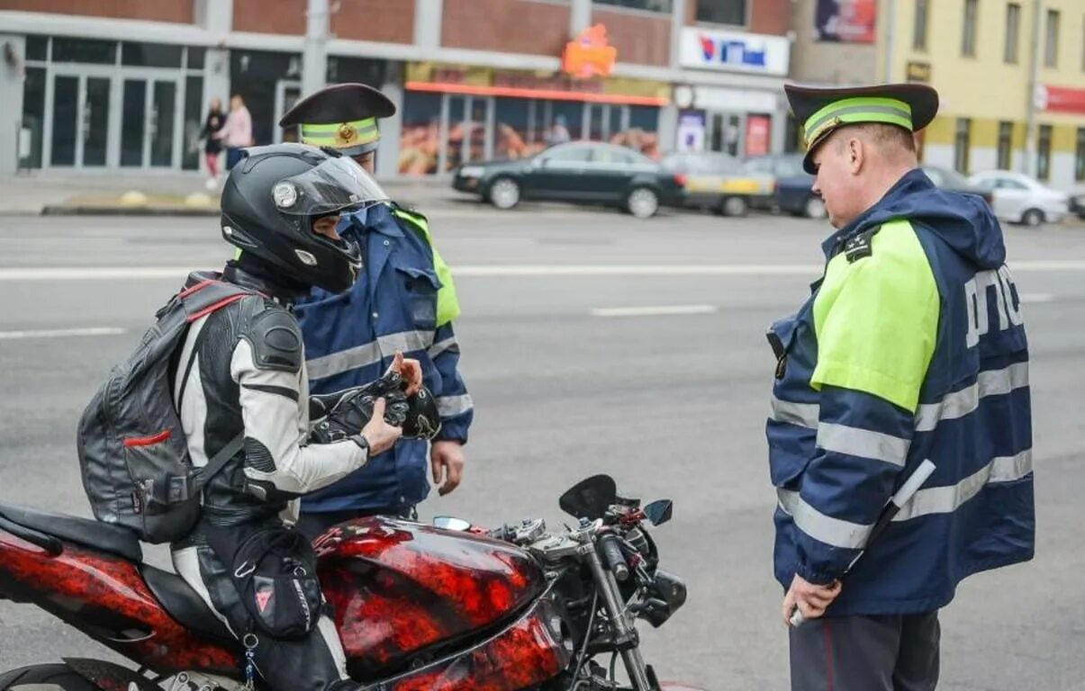 Езда на мопеде без шлема какой штраф. Езда на мопеде без шлема какой штраф. Штраф за отсутствие шлема на мотоцикле. Скутер на дороге. На мотоцикле без шлема.