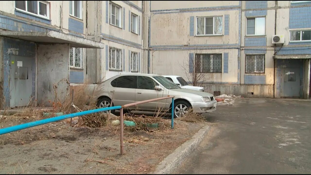 Переехала в подъезд. Подъездные дороги в городе. Машина припаркована у подъезда. Странная машина у подъезда. Приора припарковали у подъезда.