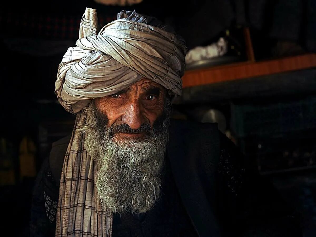 Дедушка араб. Афганский старик. Старик араб. Афганский тюрбан. Восточный мудрец.