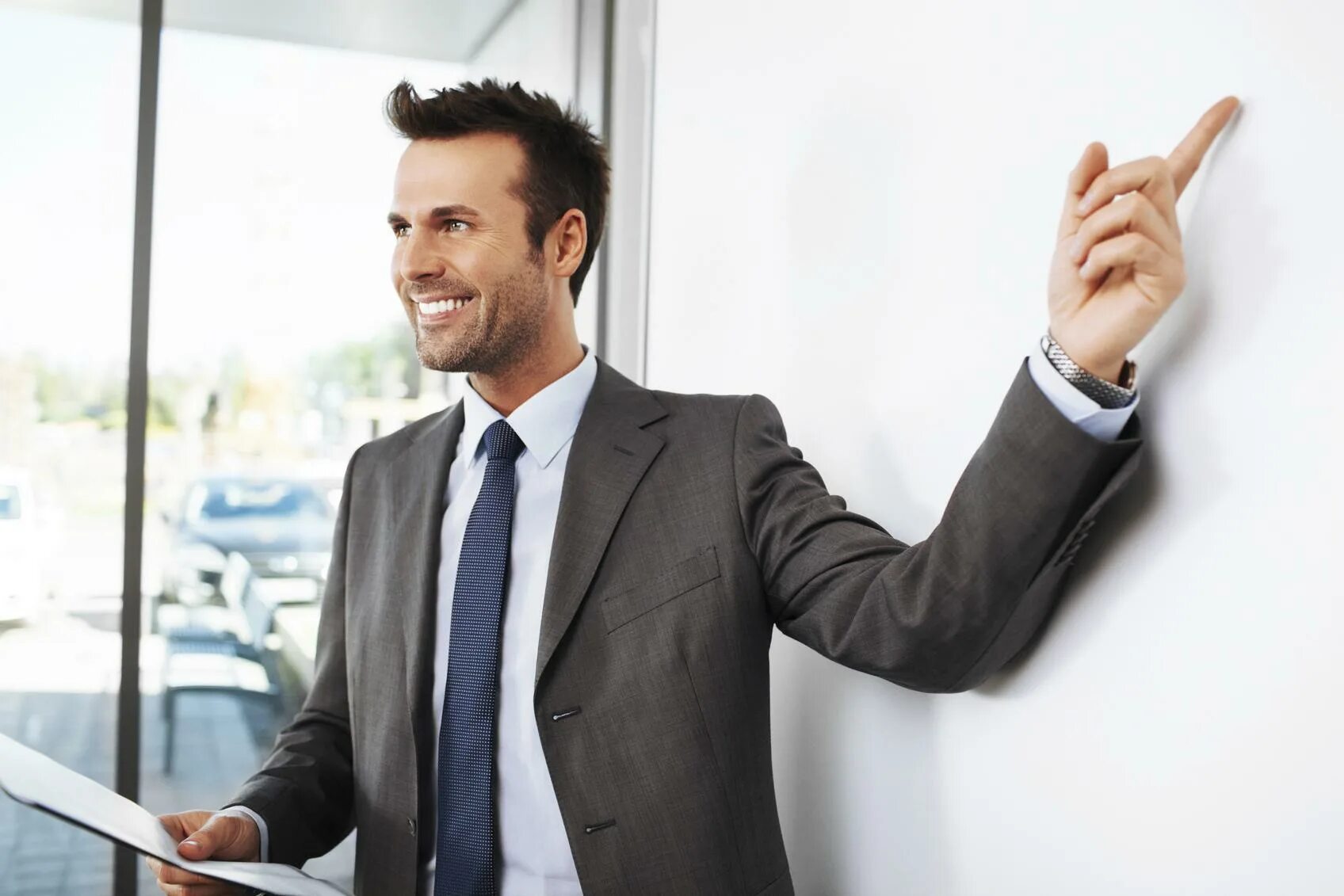 Деловые мероприятия. Человек выступает перед аудиторией. Бизнес конференция. Выступают бизнесмены. Выступают бизнесмены.