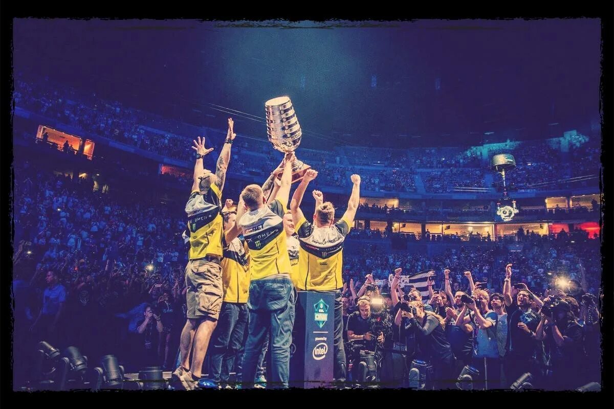 Esl one new york сцена. Team dignitas кёльн 2014. Pgl antwerp 2022. Cs go esl 2014. Киберспортсмены.