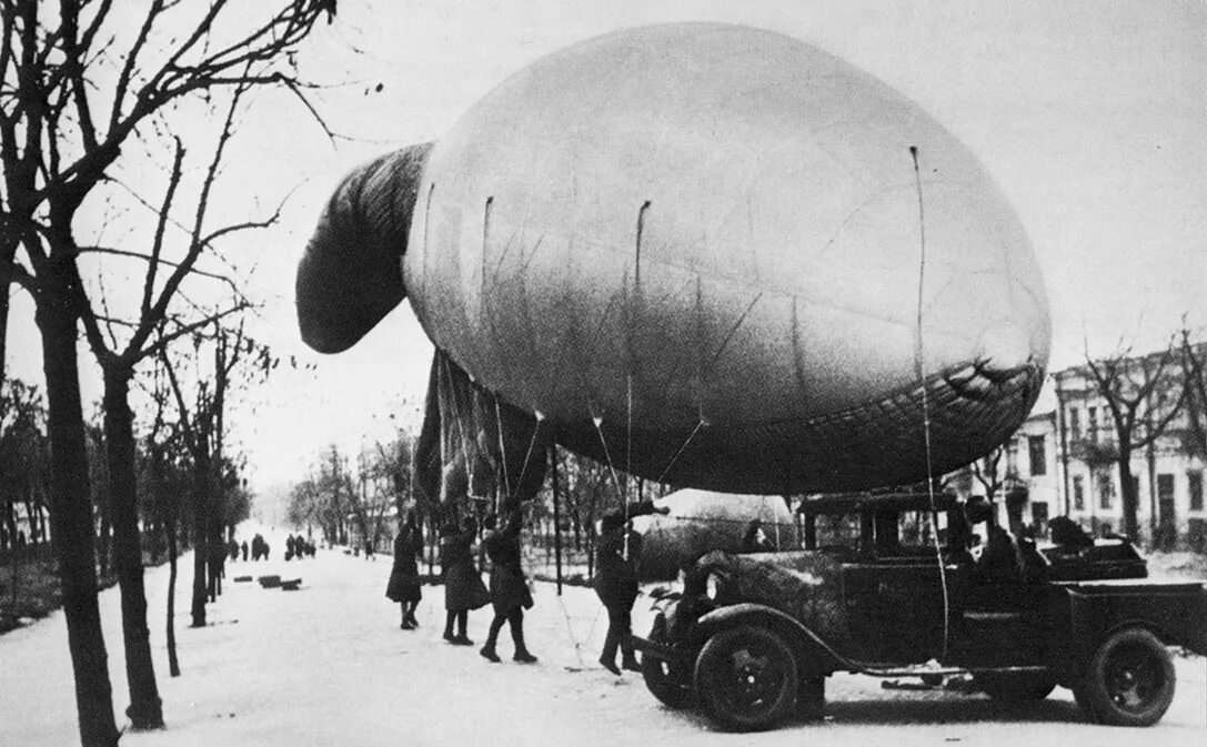Аэростаты в блокадном. Аэростаты в москве 1941. аэростаты заграждения в москве 1941. аэростаты в небе над москвой 1941. блокада ленинграда аэростаты заграждения.