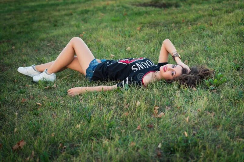 Девушка подросток лежит на траве. Подросток лежа на траве. Девочка подросток лежит. Кровать для подростка девушки. Девочка подросток лежит.
