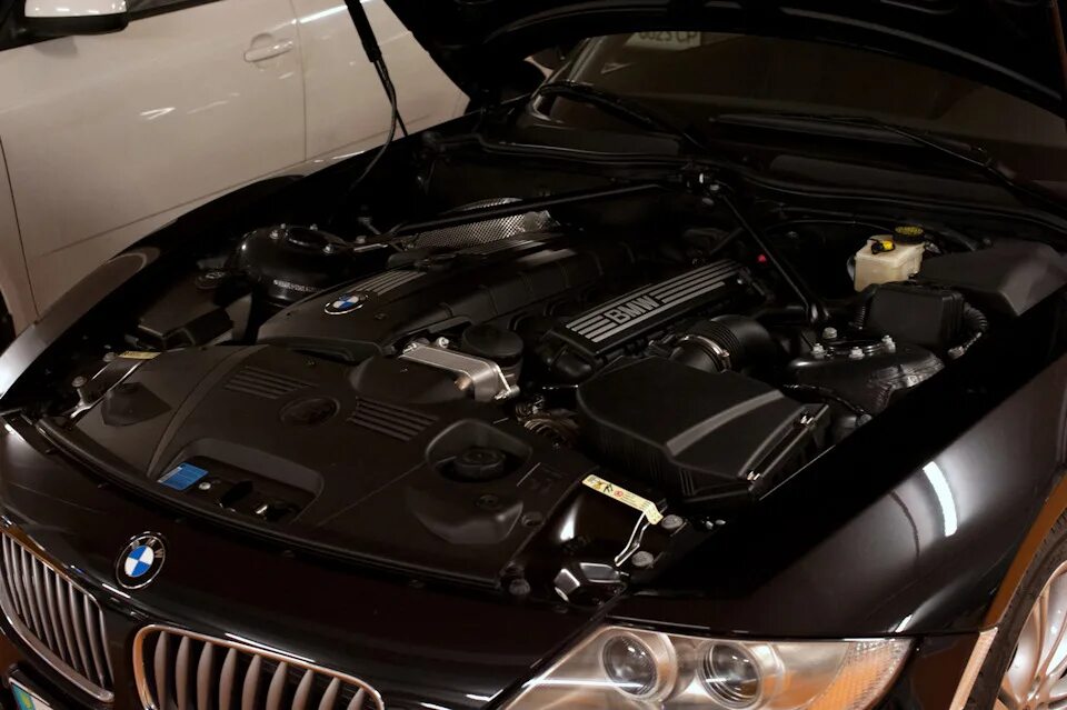 Мойка двигателя авто. Audi sq8 электронагнетатель. Консервация двигателя. Консервация плм 2т. Мойка двигателя и консервация подкапотного пространства.