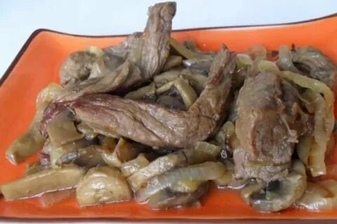 Тушим мясо с луком