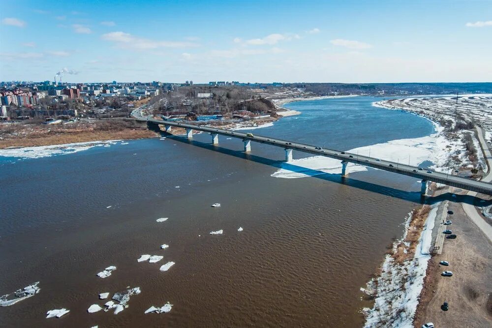 Томск река томь сегодня. Ледоход Томск. Река Томь в Томске. Река Томь паводок. Троицкий мост Томская область.