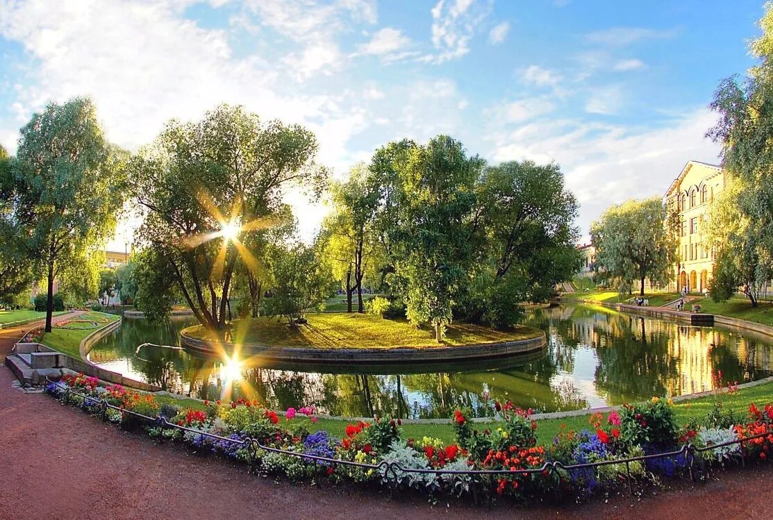 Парк столиц екатеринбург фото. Парк июнь. Пробежка по централ парку. Воронцовский парк итальянский сад. Парк кузьминки сцена.