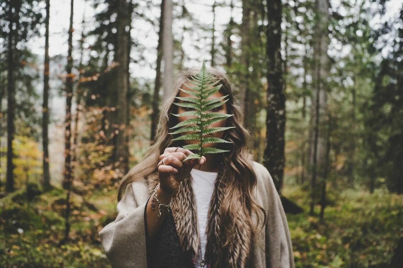 Удивление в лесу. Девушка в лесу. Фотосессия с папоротником в лесу. Девушка в папоротнике. Человек в лесу Эстетика.