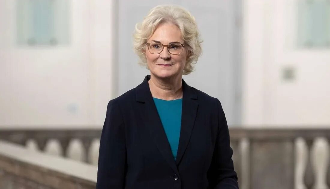 Мо фрг. Минобороны фрг. Глава минобороны фрг ламбрехт. Министр обороны германия здание. Министерство обороны фраг.