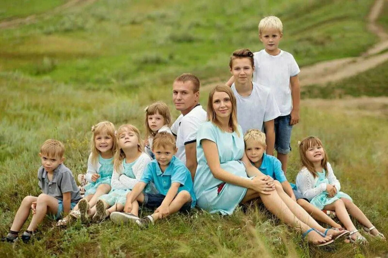 3 ребенка это многодетная семья. Многодетная семья. большая семья. счастливая многодетная семья.