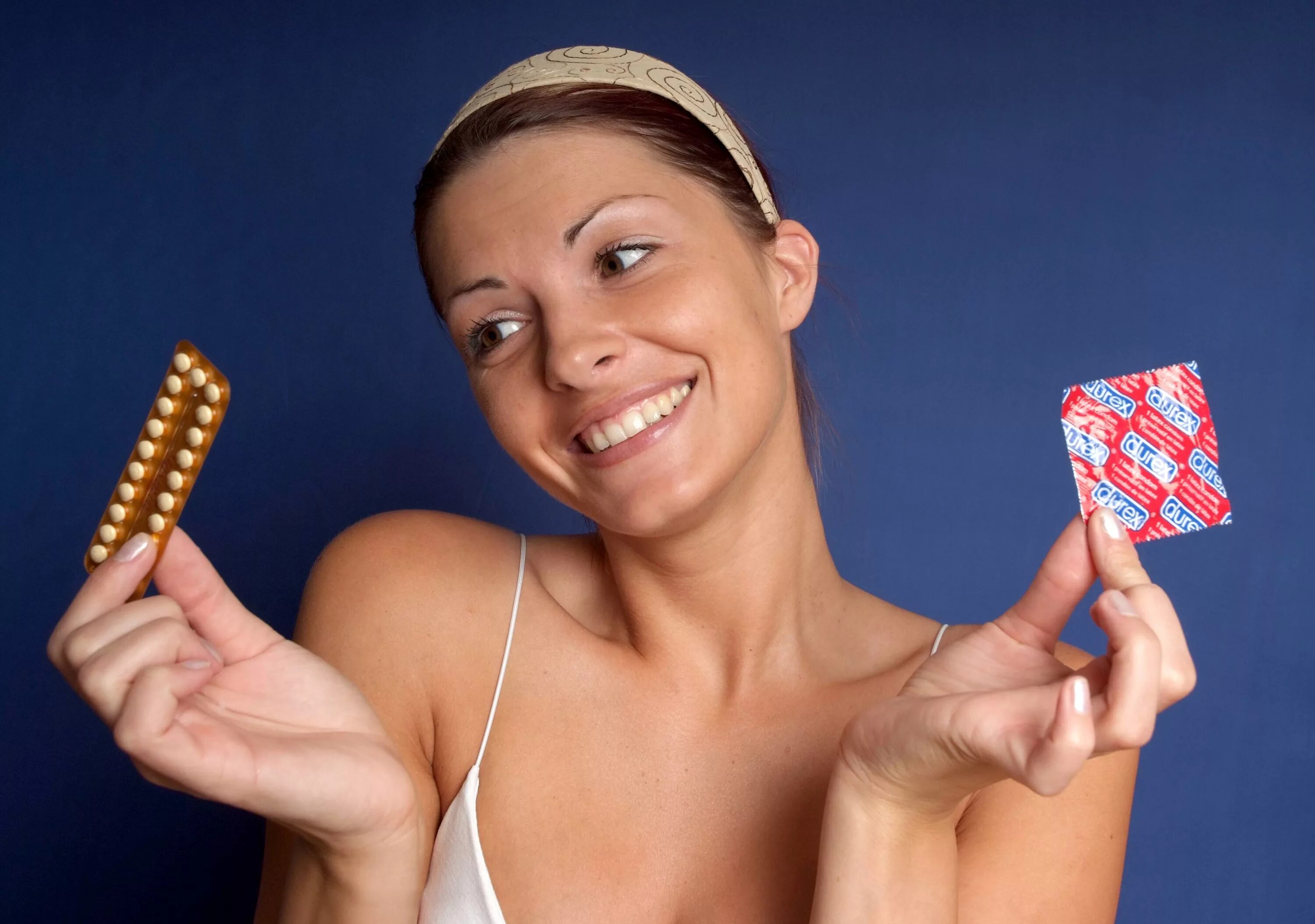 Фотосессия с презервативами. Женский зервативзерватив. Девушка с презиками. Презики для девочек. Подросток в презервативе.