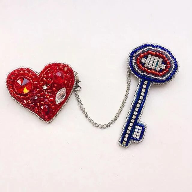 Брошь из бисера ключик. Ключ из бисера. Брошка скрипичный ключ из бисера. Брошь скрипка бисера. Ключик из бисера.