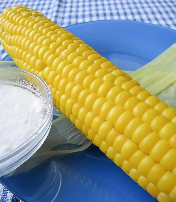 Кукуруза вареная в початках. Вареная кукуруза. Кукуруза в початках варёная кукуруза. Кукуруза отварная в початках. Кукуруза сахарная вареная.
