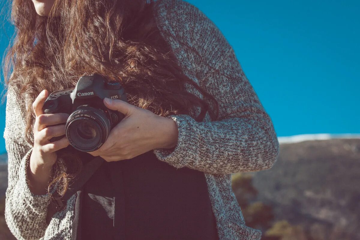 Камера девчонок. Девушка с фотоаппаратом. Фотосессия с фотоаппаратом. Фотосессия с фотоаппаратом в руке. Фотосессия девушка с фотоаппаратом.