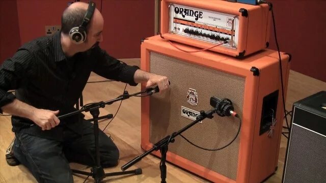 Студийный микрофон моргенштерна. Подзвучка комбика микрофоном. Подкастинг. Студийный микрофон рамштайн. Интервью на телевидении.