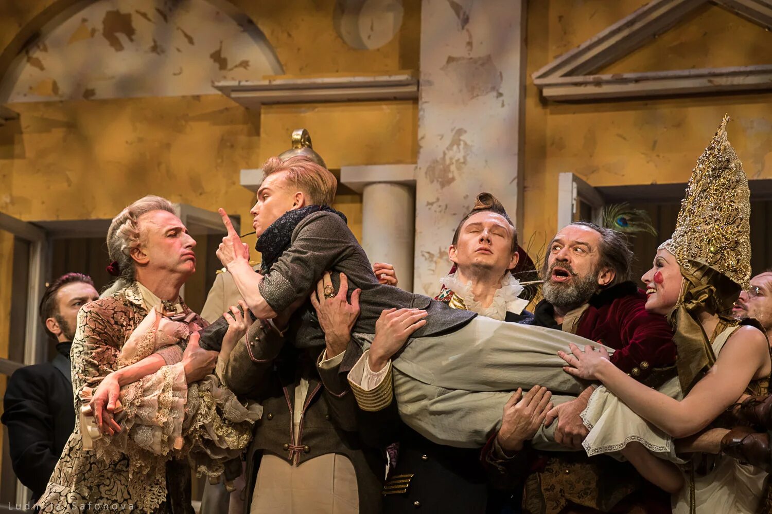 Htdbpjhj театр олега табакова. Ревизор табакерка. Владимир машков ревизор театр олега табакова. Ревизор спектакль театр табакова. Htdbpjhj театр олега табакова.