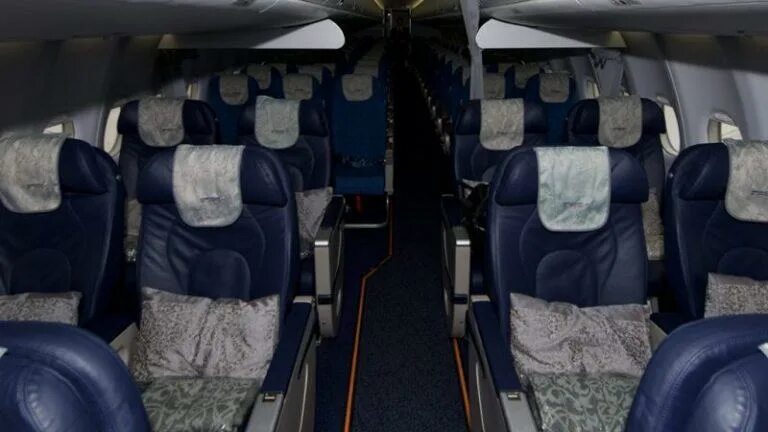 Салон самолета суперджет 100 салон. Сухой супер jet 100 салон. Сухой супер jet салон. Ssj 100 салон. Кресла в суперджет 100.