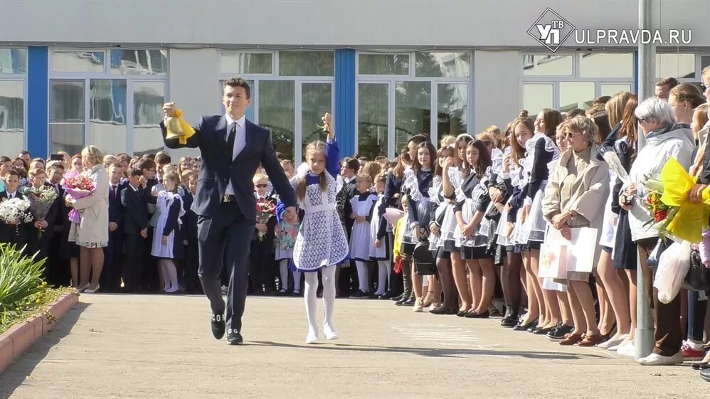 Школа 16 звонки. Школьники 1 сентября. 1 Сентября линейка в школе. 1 Сентября в школе новошкола. Старшеклассники на линейке.