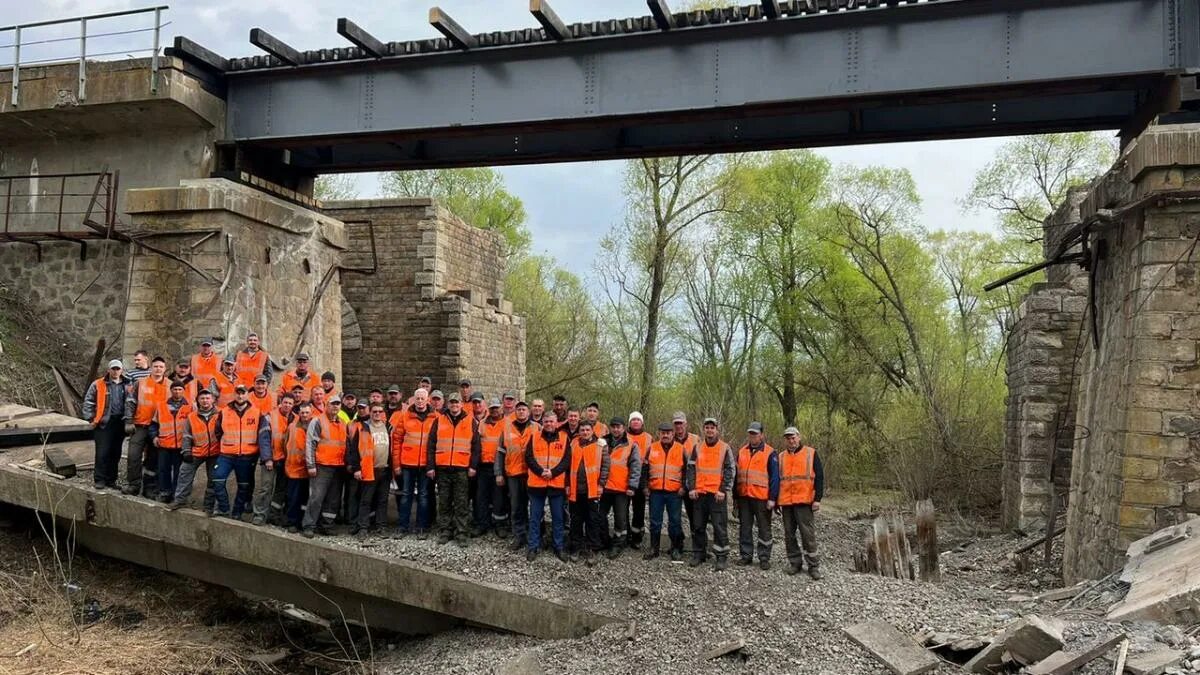 Диверсия моста. Курская область подорвали мост. Курская область мост диверсия. Курская область мост диверсия. Железнодорожный мост курск.