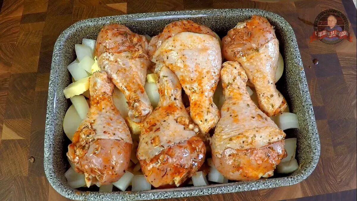Готовить куриные бедрышки в духовке. Куриные бедрышки запеченные в духовке. голень куриная в духовке с хрустящей корочкой. бердно курицы в духовке. голени в духовке с хрустящей корочкой.