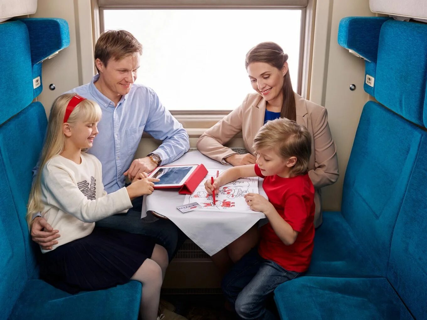 Путешествие на поезде семьей. Поезда для детей. Пассажиры в поезде. Путешествие с детьми на поезде. Льготы инвалидам на поезда дальнего следования