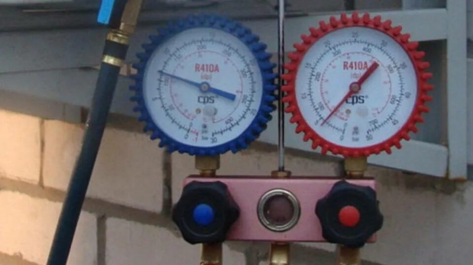 Какое давление в автомобильном кондиционере. Давление фреона в автомобиле 134 фреон. газ фреон 410 давление на манометре. давление фреона в кондиционере r134a. давление фреона в кондиционере автомобиля r134a.